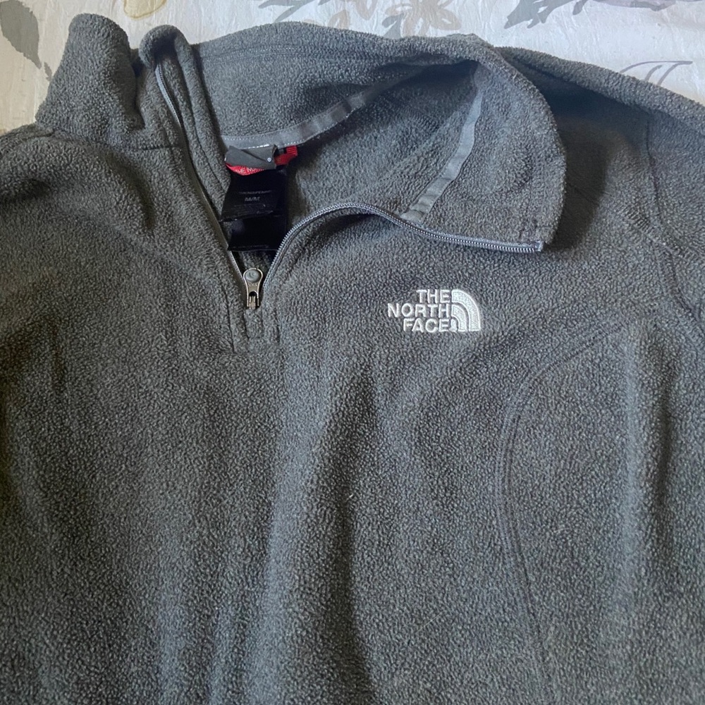 Women pull over north face jacket